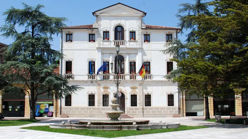 Aggredita in pieno centro davanti al municipio