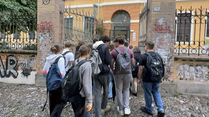 L’ingresso degli studenti al liceo classico Tito Livio