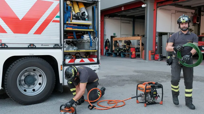 Un vigile del fuoco di Padova con il divaricatore rubato