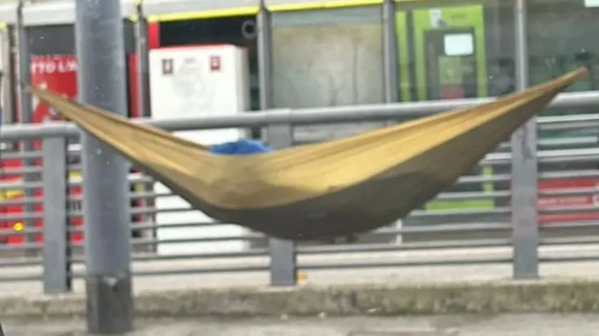 L'amaca allestita in stazione a Padova da un senzatetto