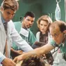 George Clooney nei panni del dottor Ross in una scena di E.R. Un nigeriano si è finto ortopedico per truffare online una pensionata