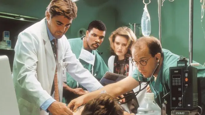 George Clooney nei panni del dottor Ross in una scena di E.R. Un nigeriano si è finto ortopedico per truffare online una pensionata