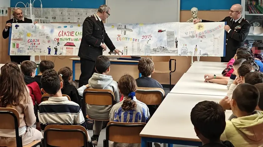 Un momento dell'incontro tra carabinieri e alunni
