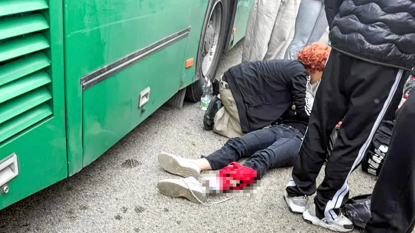 I primi soccorsi alla ragazza dopo l'incidente