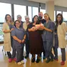 La piccola Alice con mamma, papà e l'équipe dell'ospedale di Camposampiero