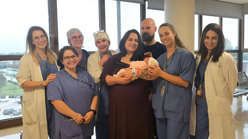 La piccola Alice con mamma, papà e l'équipe dell'ospedale di Camposampiero