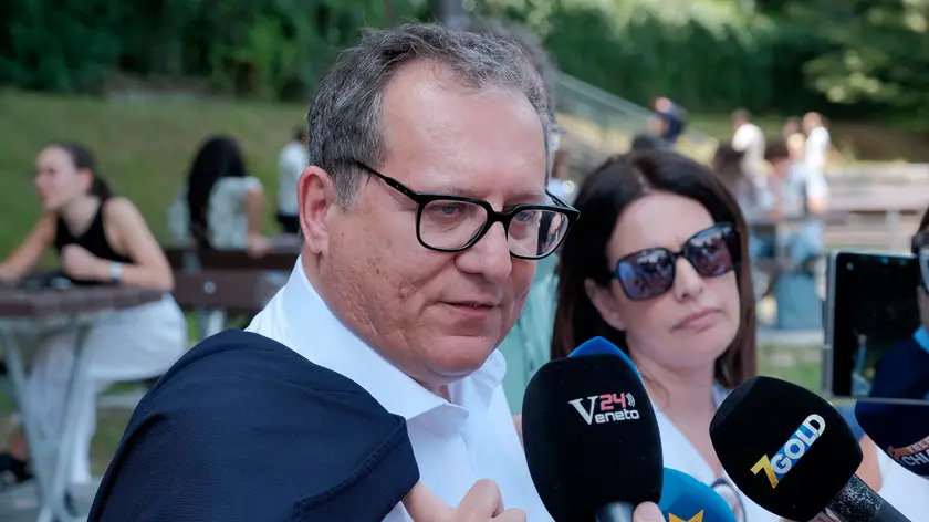 Il candidato presidente Giovanni Manildo