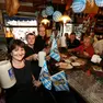 Una birreria presa d'assalto da clienti pronti a festeggiare l'Oktober fest