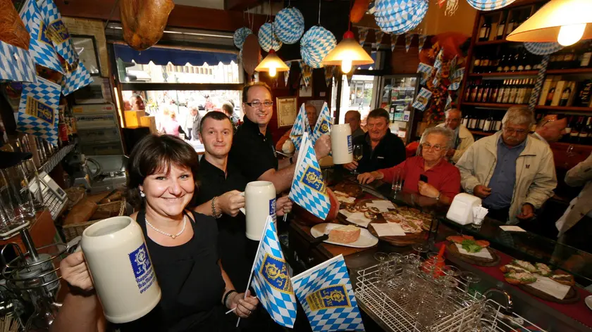 Una birreria presa d'assalto da clienti pronti a festeggiare l'Oktober fest