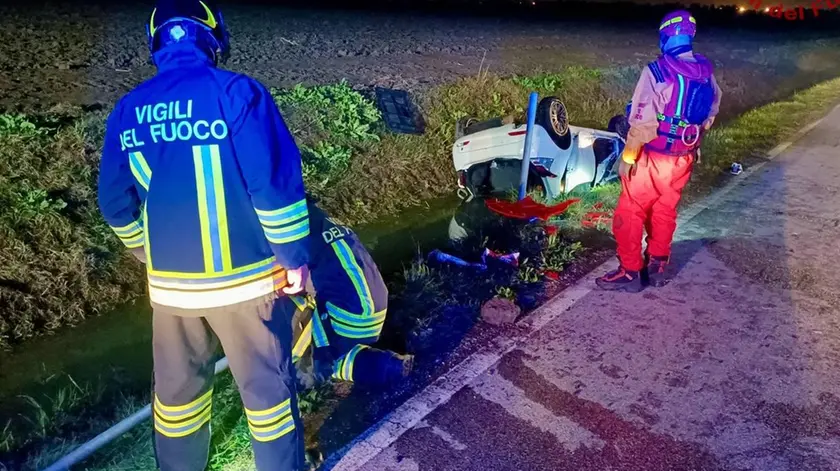 L'autista, finito nel fosso, è stato estratto dai Vigili del fuoco