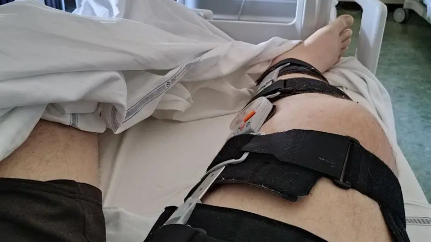 L’uomo ha riportato una lesione alla gamba destra