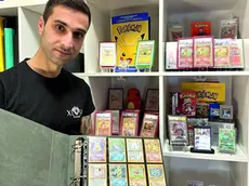 Nicholas Fasano con alcune collezioni di carte