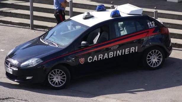 L'uomo ha rubato le chiavi del locale per poi introdursi nel locale quando era chiuso
