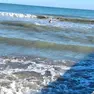 Un turista si concede un bagno a Jesolo a ottobre