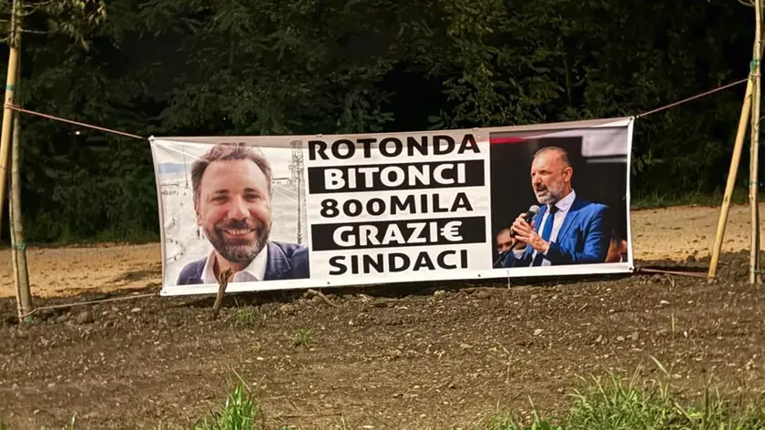 Lo striscione apparso a Santa Croce Bigolina