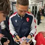 Il Papu Gomez che firma degli autografi a Padova