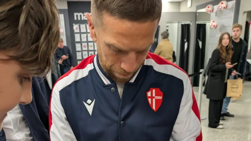 Il Papu Gomez che firma degli autografi a Padova