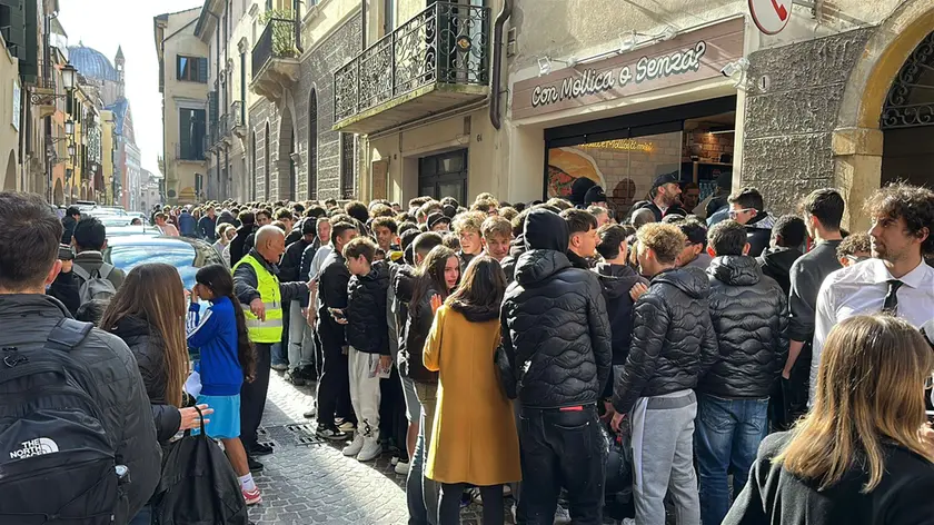 Coda per l'apertura di "Con mollica o senza" a Padova