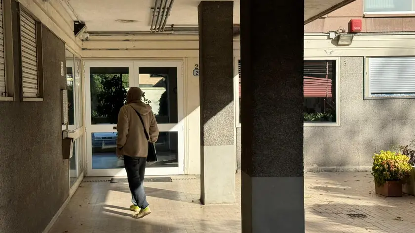 L'ingresso del condominio in cui è avvenuta la rapina in via Tirana