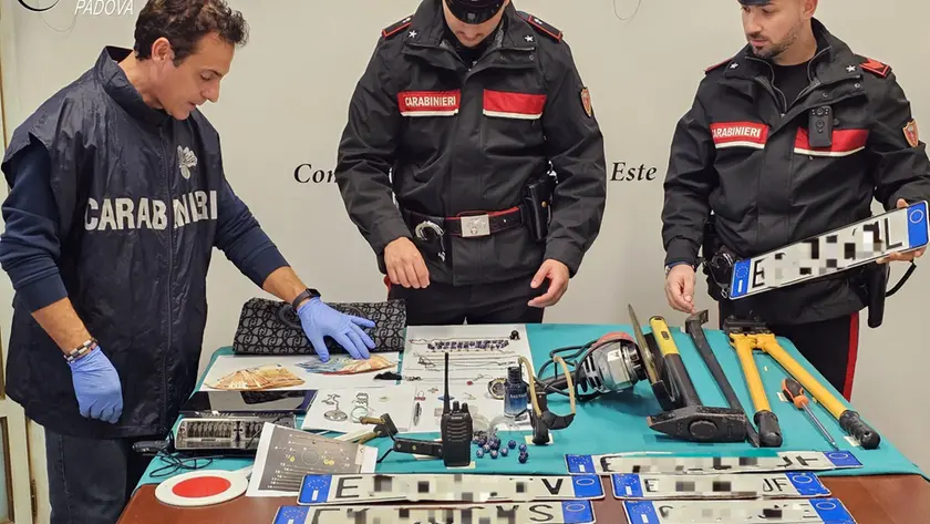 Il materiale sequestrato ai ladri arrestati dopo un inseguimento di 50 chilometri