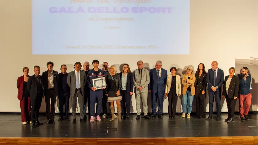 Foto di gruppo per tutti i premiati al Galà dello Sport del Camposampierese
