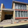 L'esterno della scuola De Amicis