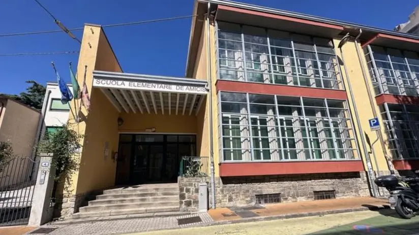 L'esterno della scuola De Amicis
