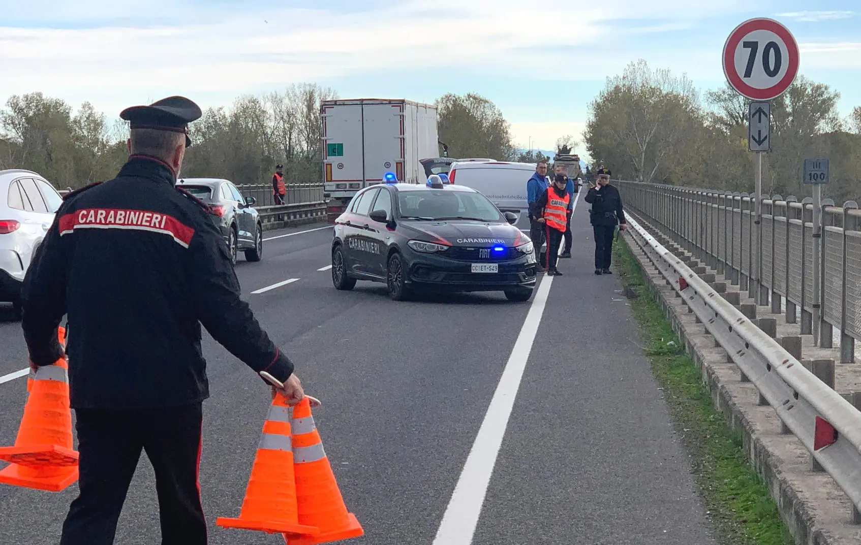 I carabinieri sul luogo dell'incidente (Foto Petrussi)