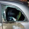 Il finestrino infranto dell'auto