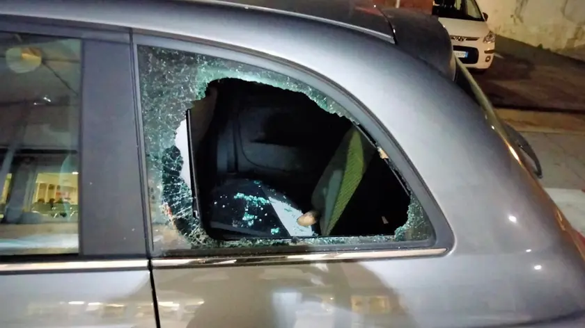 Il finestrino infranto dell'auto