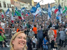 Il selfie di Giorgia Meloni, il 10 settembre 2022, in occasione del suo comizio in piazza Ferretto a Mestre, per la chiusura della campagna delle Politiche