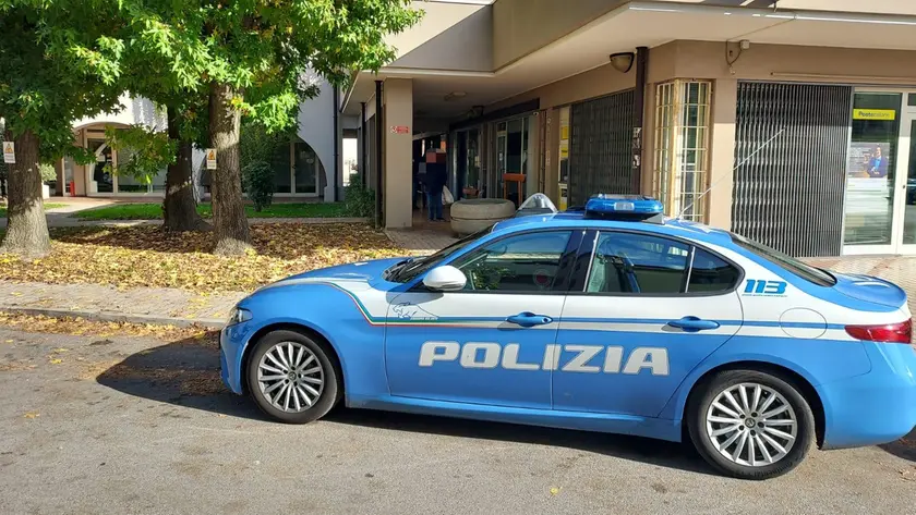 La polizia davanti al bar Des Amis chiuso a Mortise