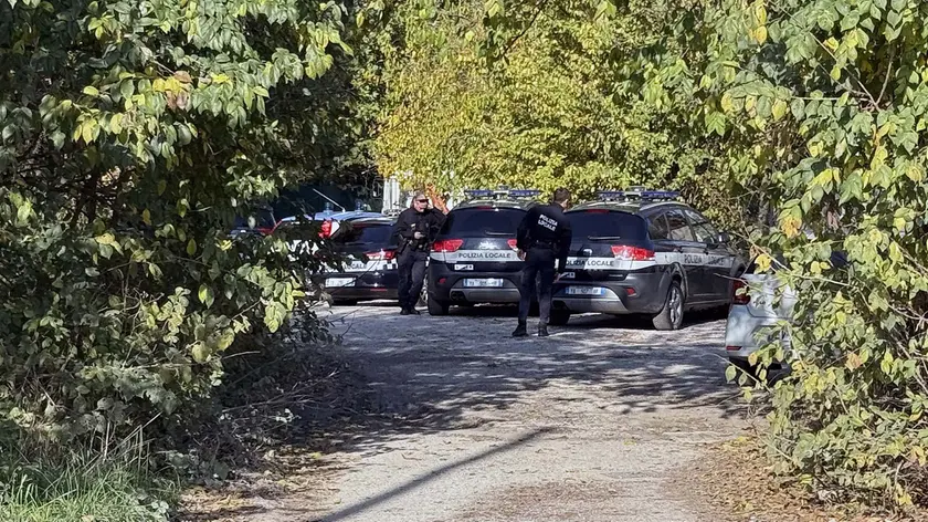 La polizia locale nel campo nomadi di via Longhin a Padova