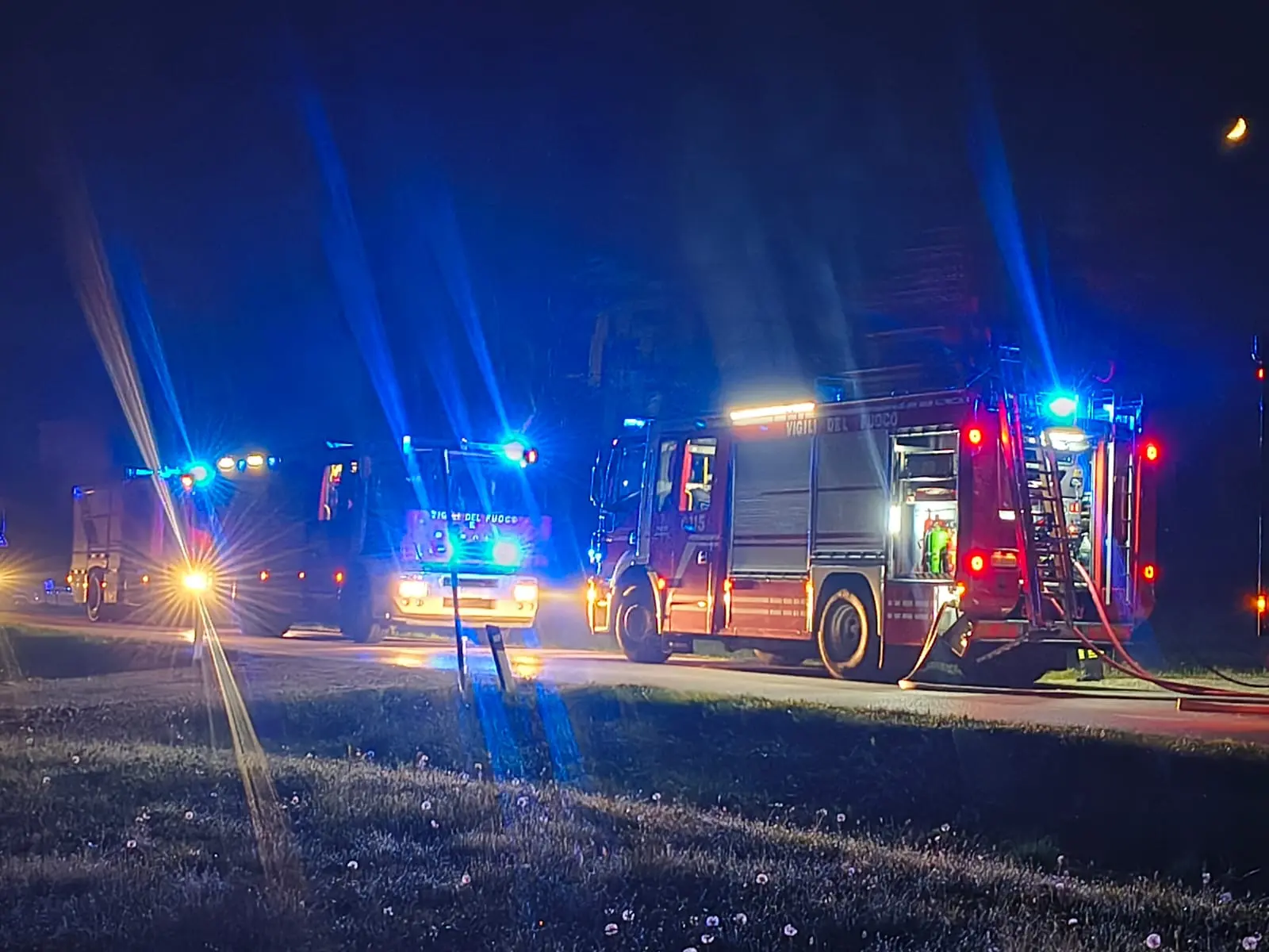 Le autobotti dei Vigili del fuoco all'opera
