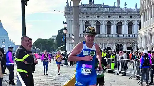 L'alpino sacilese Gianluca Palazzi durante la maratona di Venezia