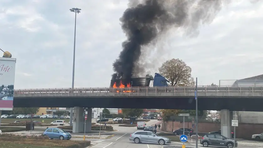 Fiamme e fumo sul cavalcavia della Busa a Cittadella
