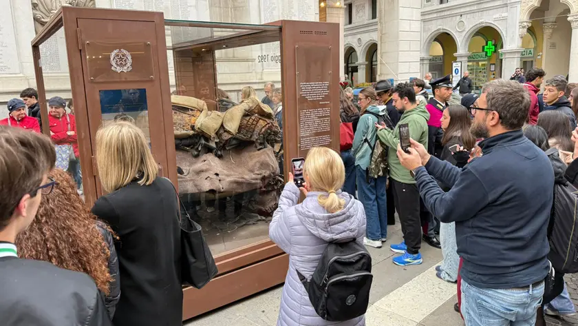 La teca con i resti dell'auto della scorta in esposizione sul Liston a Padova (foto Agenzia Bianchi)