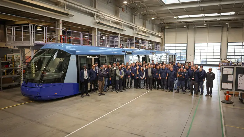 La delegazione padovana nello stabilimento in Alsazia con il primo tram pronto per la linea Sir2