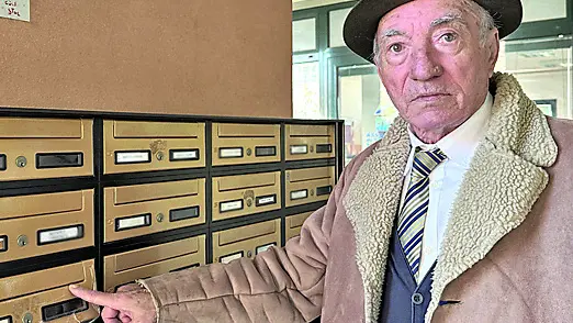Agostino Fattoni davanti alla cassetta incriminata (foto Piran)