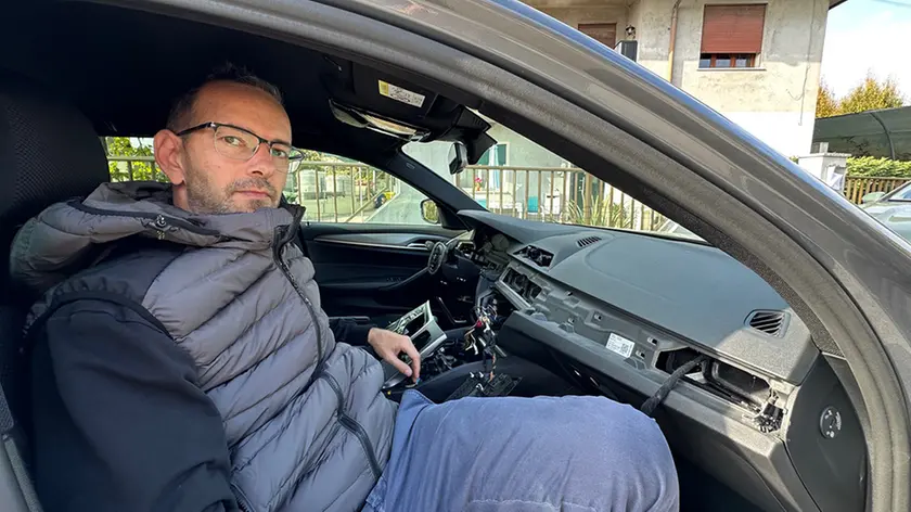 L'auto completamente cannibalizzata