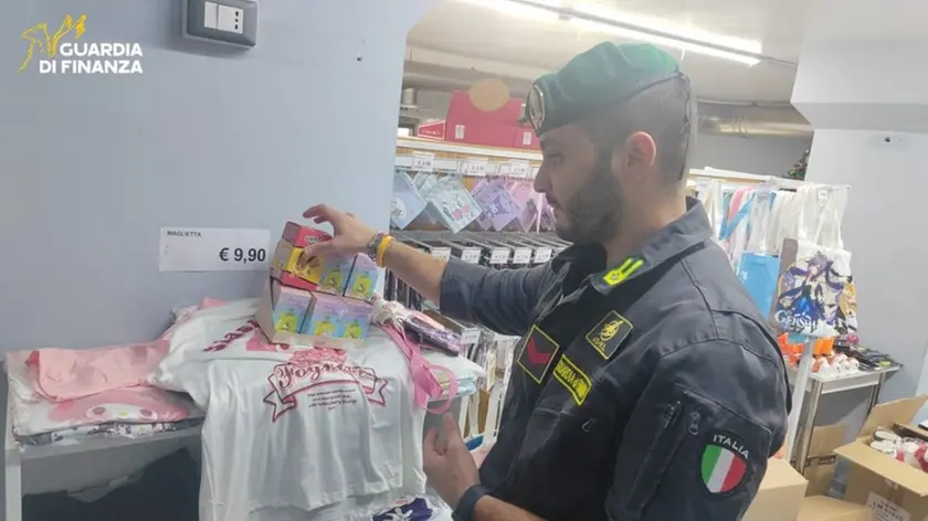 I controlli della Finanza in uno dei negozi
