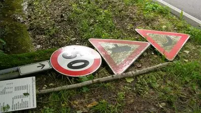 Ruba i pali dei segnali stradali a Sant'Elena