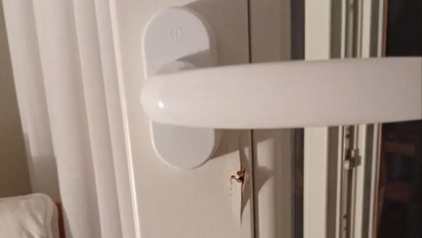 Il serramento danneggiato dai ladri per entrare in casa
