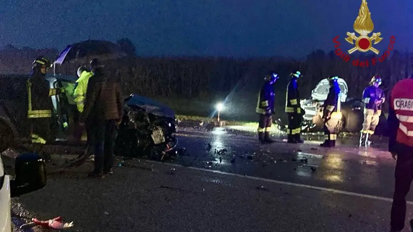 Schianto tra auto all’alba: due i feriti