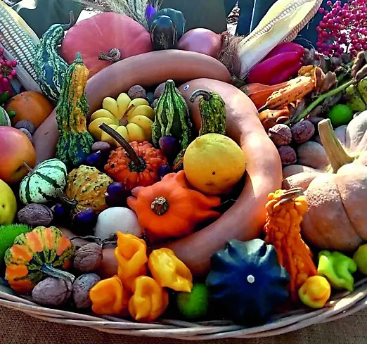 Una cesta piena di zucche decorative