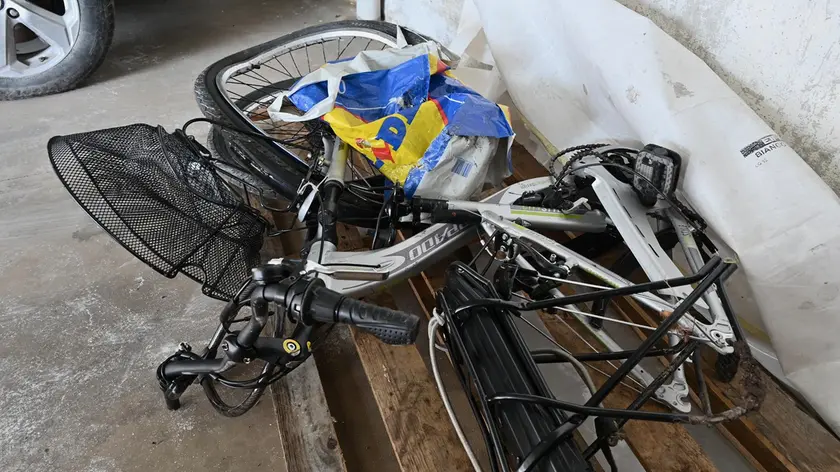La bicicletta su cui viaggiava la vittima. Foto Petrussi