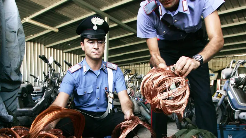 Carabinieri con rame rubato (foto archivio)