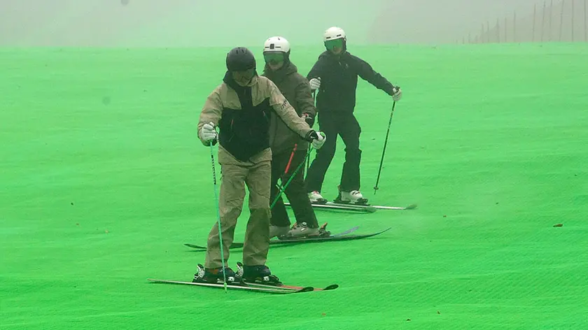 Le discese effettuate dai maestri di sci sulla superficie sintetica del Campo Scuola del Nevegal