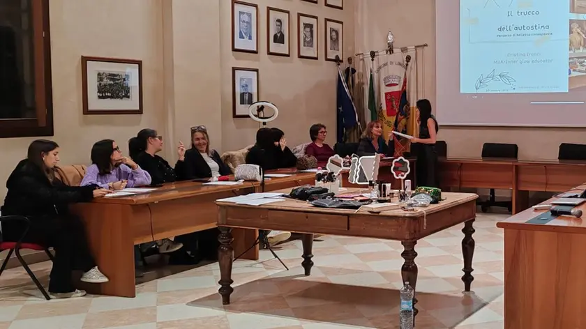 L’assessora Cristina Turetta con la make-up artist Cristina Ironci e le donne che hanno partecipato alla prima lezione di trucco