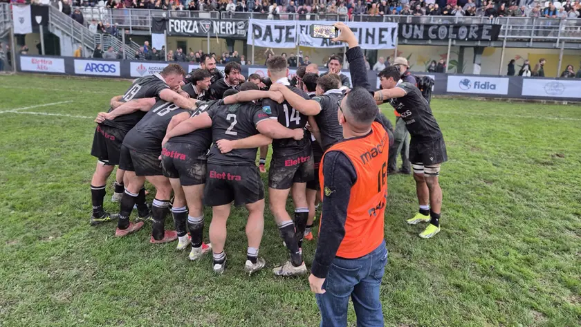 Petrarca in festa dopo la vittoria del derby con il Rovigo (ph Cusinato)